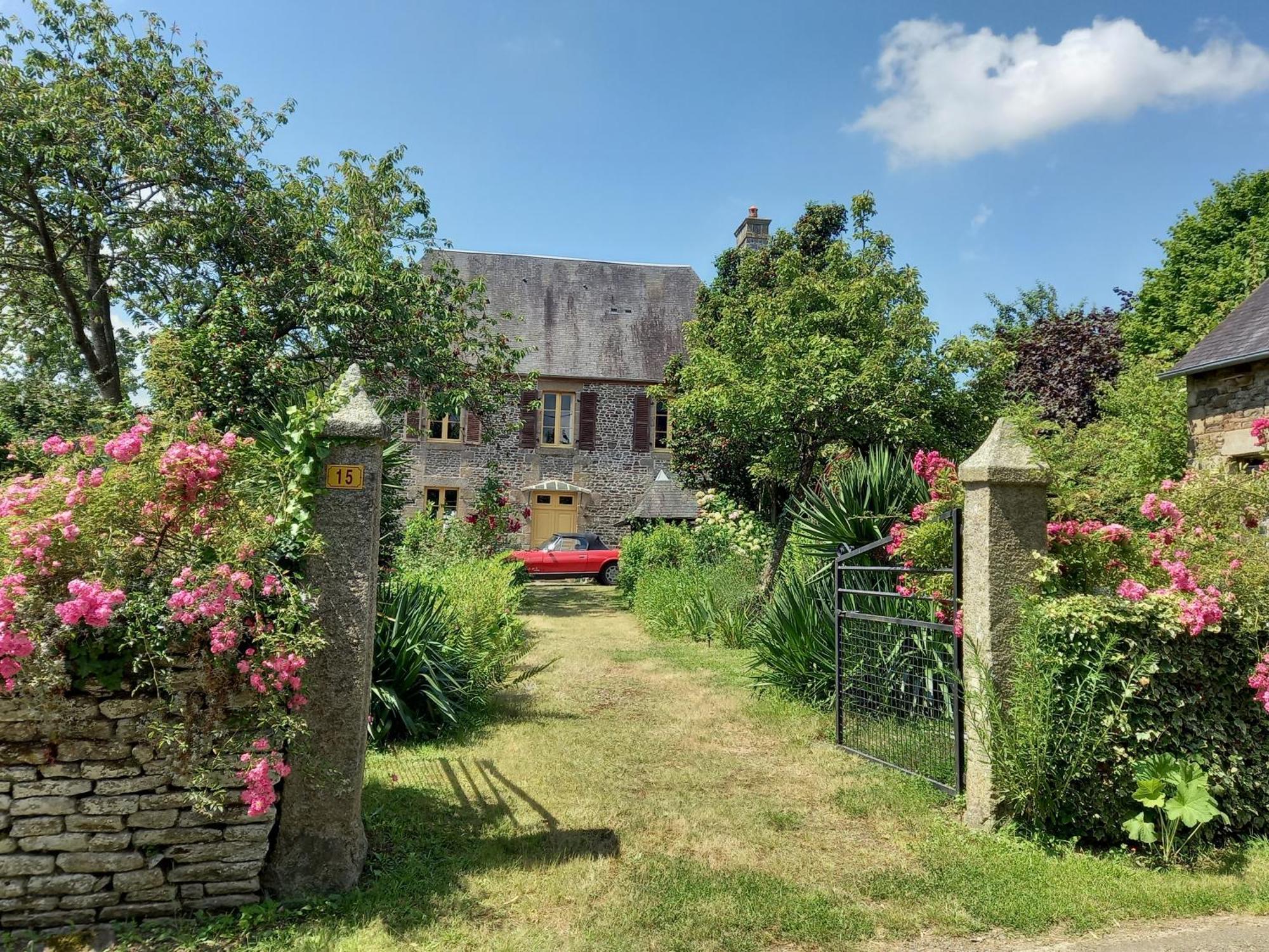 Le Petit Manoir Isigny-le-Buat Exterior foto